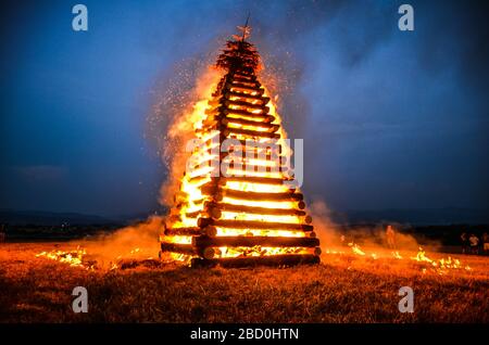 Grande fuoco nella notte d'estate - foto con spazio copia Foto Stock