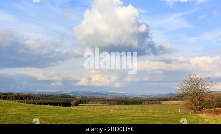 Vista sulla campagna scozzese con la città di Lockerbie in lontananza Foto Stock