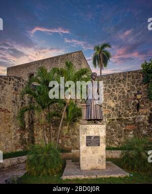 La statua di Salomé Ureña de Henríquez. Situato in Plaza de la Poesía, zona coloniale di Santo Domingo, Repubblica Dominicana Foto Stock