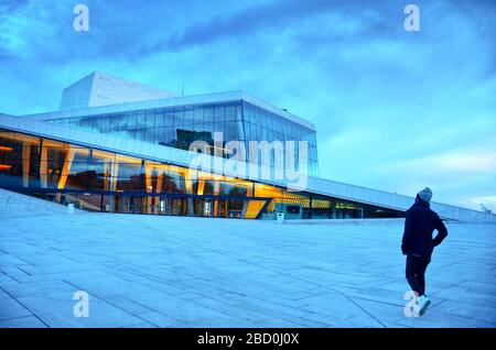 Il Teatro dell'Opera di Oslo (norvegese: Operahuset) Foto Stock