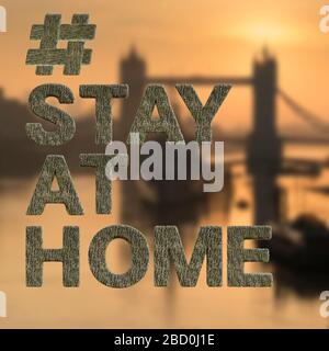 Lettere galleggianti di tipo rock davanti al London Bridge Reading StayatHome in relazione a Coronavirus o COVID 19 pandemic Foto Stock