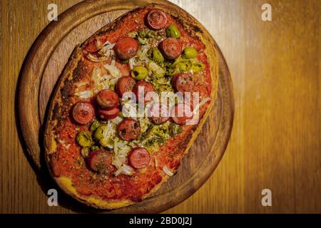 Vista dall'alto della bruschetta con olive, freccette e cipolle Foto Stock