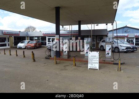 Il garage Firs alla periferia del villaggio nord dell'Oxfordshire di Hook Norton è stato temporaneamente chiuso a causa del coronavirus (Covid-19) Outbrea Foto Stock