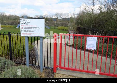 Avviso di chiusura del parco giochi sul cancello di un playgound nel villaggio nord di Oxfordshire di Hook Norton che è stato chiuso a causa del coronavirus (C. Foto Stock