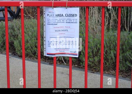 Avviso di chiusura del parco giochi sul cancello di un playgound nel villaggio nord di Oxfordshire di Hook Norton che è stato chiuso a causa del coronavirus (C. Foto Stock