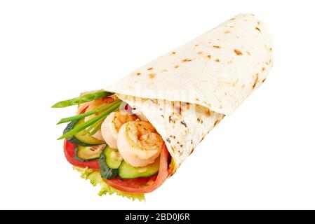 Prawn Roll o Shawarma o Doner isolato su sfondo bianco. Shawarma con pomodoro, cetriolo, cipolla, lattuga e gamberi. Fast Food, isolato Foto Stock