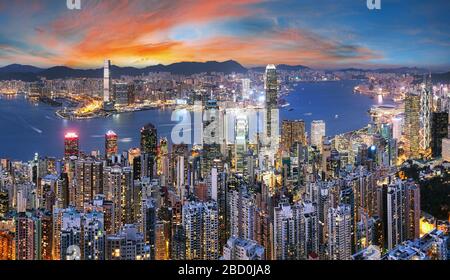 Skyline di Hong Kong dal Victoria Peak di notte, Cina Foto Stock