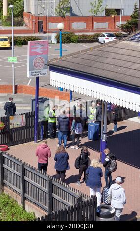 Il personale della Northern Rail che effettua un controllo della barriera per i biglietti per gli evasori della tariffa alla stazione di Blackpool Pleasure Beach, Regno Unito Foto Stock