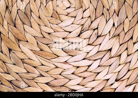 Fatte a mano placemat di vimini realizzato da giacinto di acqua. Vista superiore, la natura dello sfondo. Foto Stock