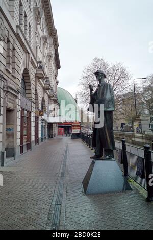 Il deserto Madame Tussauds e la strada vuota di Londra chiuse a causa delle restrizioni di blocco del governo nazionale sulle distanze sociali sugli autobus non essenziali Foto Stock