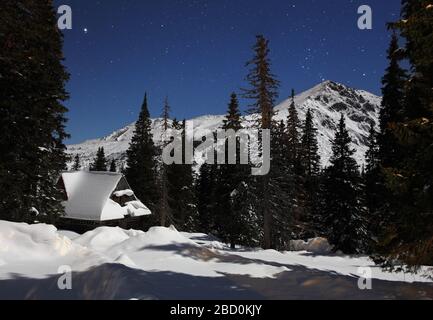 Casa in inverno di notte in Polonia Tatra Foto Stock