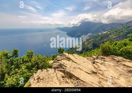Vista mozzafiato dal sentiero per positano sulla costa amalfitana. Il Sentiero degli dei. Foto Stock