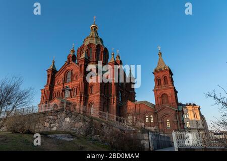Cattedrale in mattoni rossi a Helsinki sole serale senza persone Foto Stock