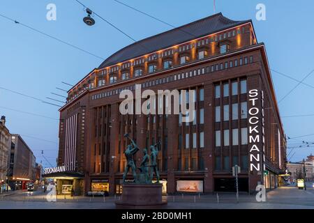 Chiudere i ristoranti a causa della pandemia di coronavirus ha svuotato il centro di Helsinki. Il grande magazzino Stockmann, famoso luogo d'incontro, è ora deserto. Foto Stock