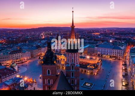 Basilica nella piazza della città vecchia di Cracovia al crepuscolo vista del drone Foto Stock