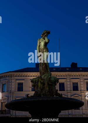 La statua di Havis Amanda si trova nel centro di Helsinki. La zona è famosa per le grandi celebrazioni dopo la fine della scuola e per le vittorie degli sport internazionali. Foto Stock