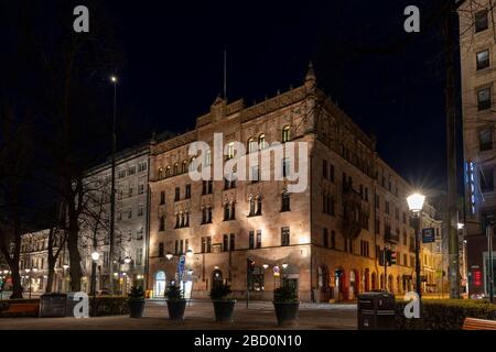 Chiudere i ristoranti a causa della pandemia di coronavirus ha svuotato il centro di Helsinki. Esplanadi -boulevard è una strada trafficata ma ora è vuota. Foto Stock