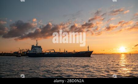 Ternuezen Paesi Bassi 2 aprile 2020, petroliera chimica nel porto di Terneuzen al tramonto sul fiume Schelde Foto Stock