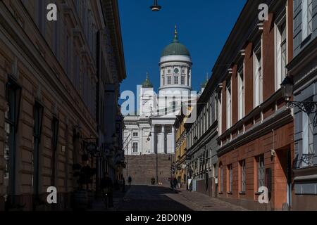 La Cattedrale di Helsinki è un punto di riferimento della città. Normalmente è pieno di turisti, ma a causa della pandemia di coronavirus il quartiere è praticamente vuoto. Foto Stock