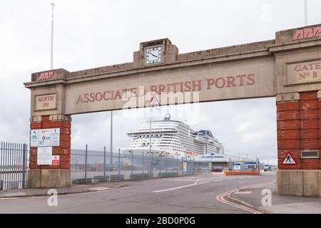 Southampton, Regno Unito - 24 aprile 2019: Porta dei porti britannici associati. La nave da crociera MSC Meraviglia è ormeggiata nel porto di Southampton all'ormeggio Foto Stock