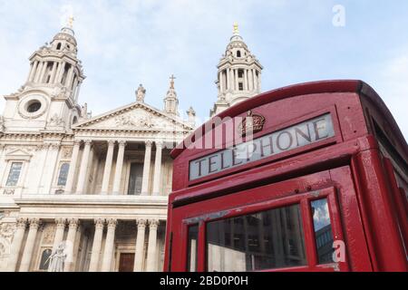 Londra, Regno Unito - 25 aprile 2019: Telefono rosso K6, il modello più comune della città di Londra Foto Stock