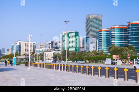 Abu Dhabi, Emirati Arabi Uniti - 9 aprile 2019: Vista della strada del centro di Abu Dhabi Foto Stock