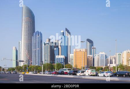 Abu Dhabi, Emirati Arabi Uniti - 9 aprile 2019: Vista della strada con i grattacieli del centro di Abu Dhabi Foto Stock