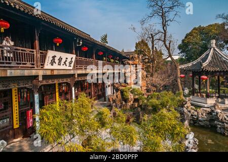 Edifici tradizionali nella parte principale della Geyuan (Ge) Giardino un classico giardino costruito da Huang Zhiyun un mercante di sale nel 1818. Yangzhou Jiangsu, provi Foto Stock