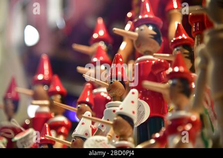 Venezia, Italia-Febbraio 2020; primo piano di un gran numero di bambole di pinocchio davanti al negozio; uno in primo piano e il resto in bianco-rosso sfocato Foto Stock