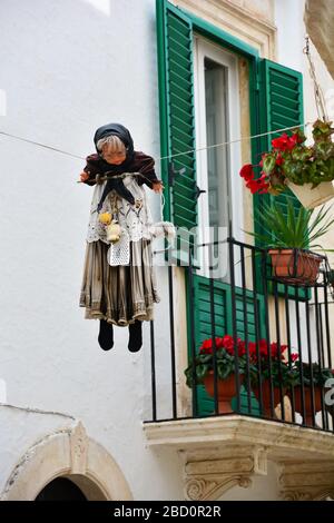 Locorotondo, Italia-Aprile 2019: La bambola Quarandone ha appeso 40 giorni a Pasqua; simboleggia la penitenza; distruggendo mostra la vittoria della vita contro la morte, la gioia Foto Stock