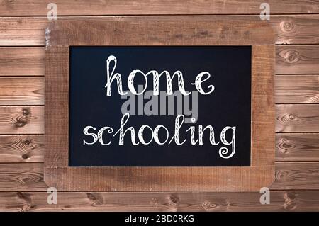Homeschooling scritto su una lavagna vintage con cornice in legno Foto Stock