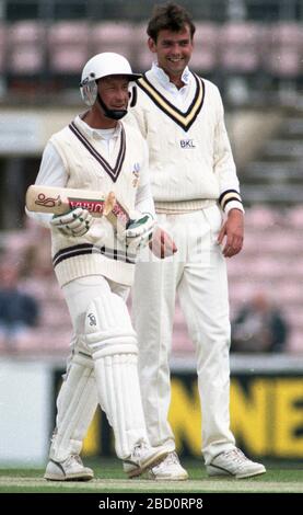 The Oval, Londra 19 maggio 1990. Surrey / Hampshire. Surrey openin battitore, la mazza di Grahame Clinton si rompe da una consegna da Kevin Shine dell'Hampshire mentre David Gower guarda sopra. Foto Stock