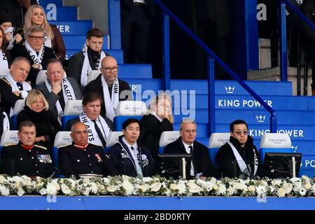 Aiyawatt Srivaddhanaprabha (R) figlio del defunto presidente della città di Leicester, Vichai Srivaddhanaprabha guarda il gioco con il sedile accanto a lui rimasto vuoto - Leicester City v Burnley, Premier League, King Power Stadium, Leicester - 10 novembre 2018 Foto Stock