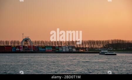 Ternuezen Paesi Bassi 2 aprile 2020, petroliera chimica nel porto di Terneuzen al tramonto sul fiume Schelde Foto Stock