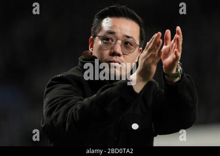 Aiyawatt Srivaddhanaprabha, figlio del defunto Presidente della città di Leicester, Vichai Srivaddhanaprabha applaude i sostenitori - Leicester City contro Burnley, Premier League, King Power Stadium, Leicester - 10 novembre 2018 Foto Stock