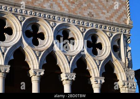 Venezia, Italia-Febbraio 2020; veduta ad angolo basso di alcuni dettagli ornamentali della facciata del Palazzo dei dogi in Piazza San Marco Foto Stock