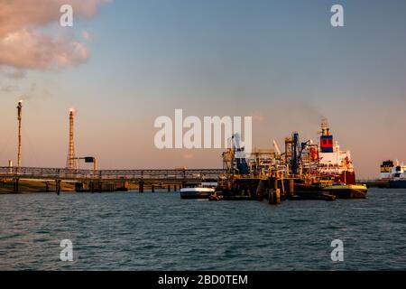 Ternuezen Paesi Bassi 2 aprile 2020, petroliera chimica nel porto di Terneuzen al tramonto sul fiume Schelde Foto Stock