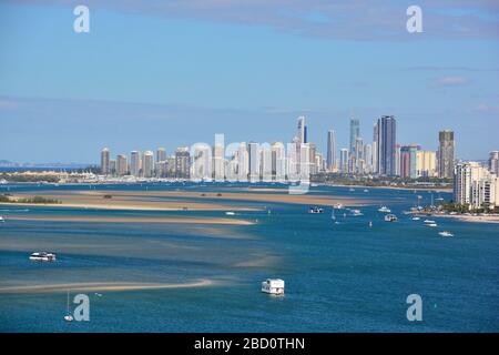 Gold Coast, Australia-Agosto 2019: Vista panoramica dell'acqua con le rive della sabbia, barche con sullo sfondo tutti gli alti edifici del Gold C. Foto Stock