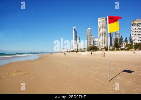 Gold Coast, Australia-Agosto 2019: Vista lungo la spiaggia di Surfers Paradise sulla Gold Coast con poche persone sulla spiaggia, alto edificio al Foto Stock