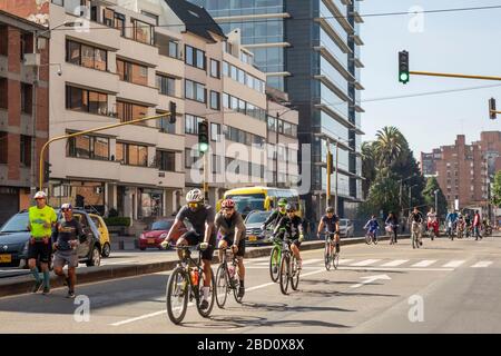 Bogota, Colombia-20 febbraio 2020: La capitale colombiana, Bogotá, apre ogni fine settimana per ciclovia, quando 220 miglia di strade della città sono liberate a m. Foto Stock