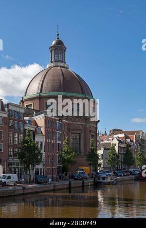 Amsterdam, Paesi Bassi - Luglio 02 2019: Il Koepelkerk o Ronde Lutherse Kerk è un'ex chiesa luterana situata presso il Singel. Foto Stock