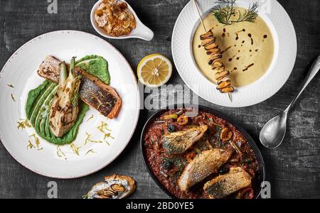 Piatto di pesce di tre portate Pike Perch, bistecca di salmone, persico stufato. Menu dietetico. Menu di pesce. Frutti di mare. Concetto di cibo sano. Foto Stock