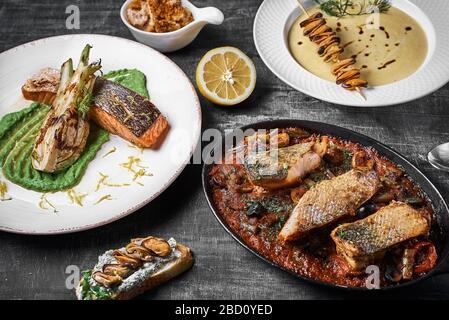 Piatto di pesce di tre portate Pike Perch, bistecca di salmone, persico stufato. Menu dietetico. Menu di pesce. Frutti di mare. Concetto di cibo sano. Foto Stock