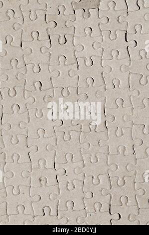 Sfondo astratto formato dall'immagine di un lato opposto vuoto di un puzzle completo. Foto Stock