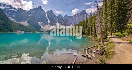 Moraine lago sentiero litorale vicino Lake Louise villaggio nel Banff National Park, Alberta, Rocky Mountains, Canada Foto Stock