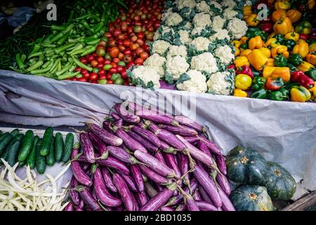 Verdure varie nella tabella Foto Stock