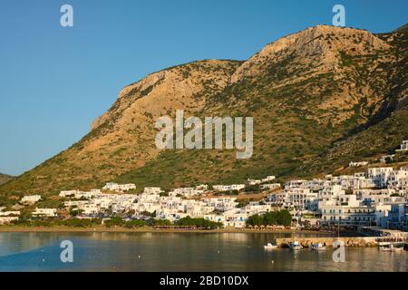 Kamares città con tradizionali case bianche sull'isola di Sifnos al tramonto. Grecia Foto Stock