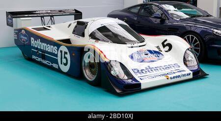 Vista frontale grandangolare di una Porsche 962C 1987, guidata, nel periodo da Jochen Mass, sul palco Car Stories al London Classic Car Show 2020, Olympia Foto Stock