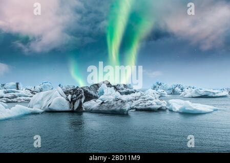 Aurora boreale sulla laguna ghiacciata di Jokulsarlon in Islanda Foto Stock