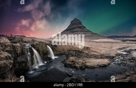 Aurora boreale aurora boreale sulla cascata di kirkjufell in Islanda Foto Stock